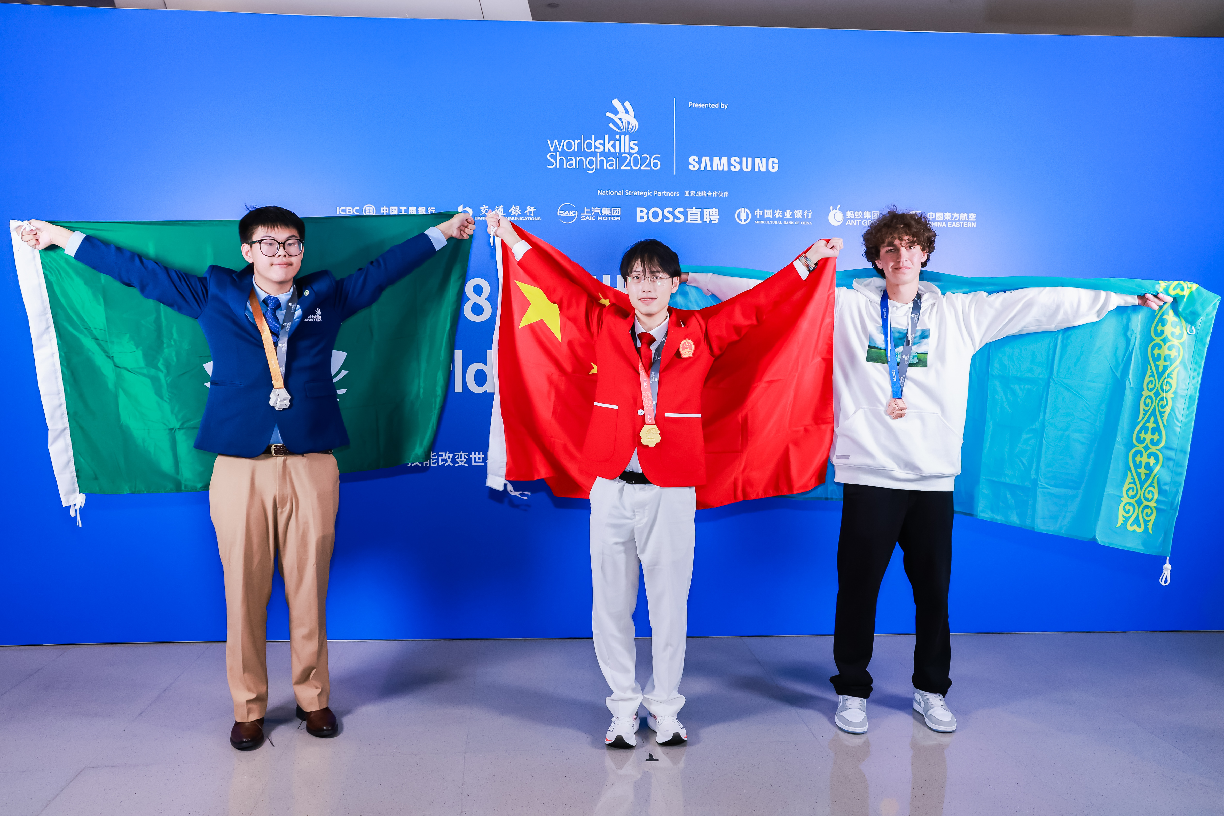 第48屆世界技能大賽無人機系統項目銀獎選手周子濠在冠軍台合影