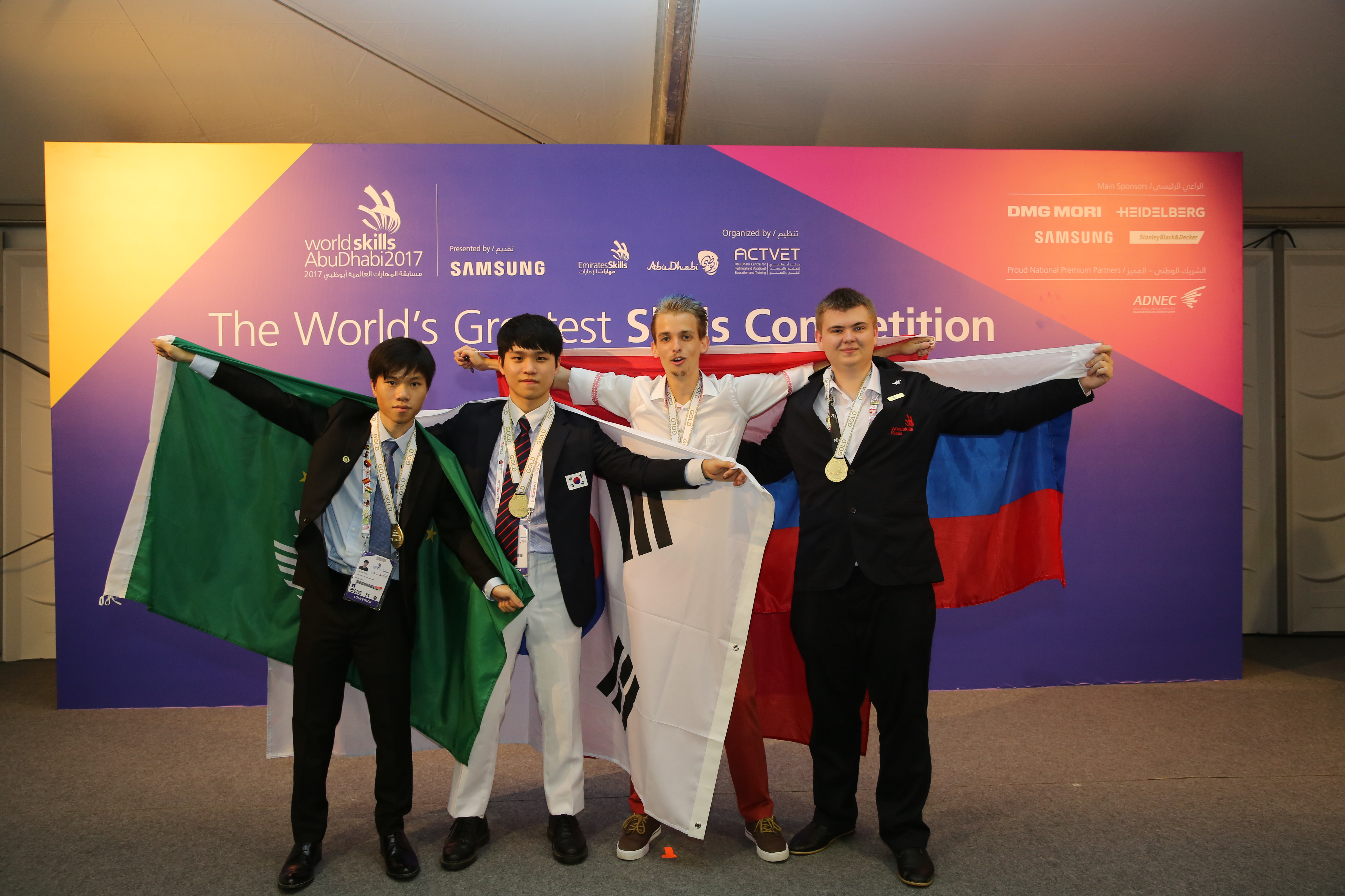 2017年第44屆世界技能大賽網站技術項目選手馮學健(左一)勇奪金獎
